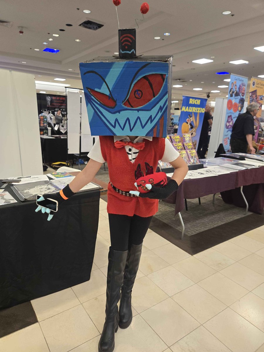 Klif87424296's tweet image. Shoutout to box Vox with cursed cat Alastor at Comic Con #ComicCon #HazbinHotel