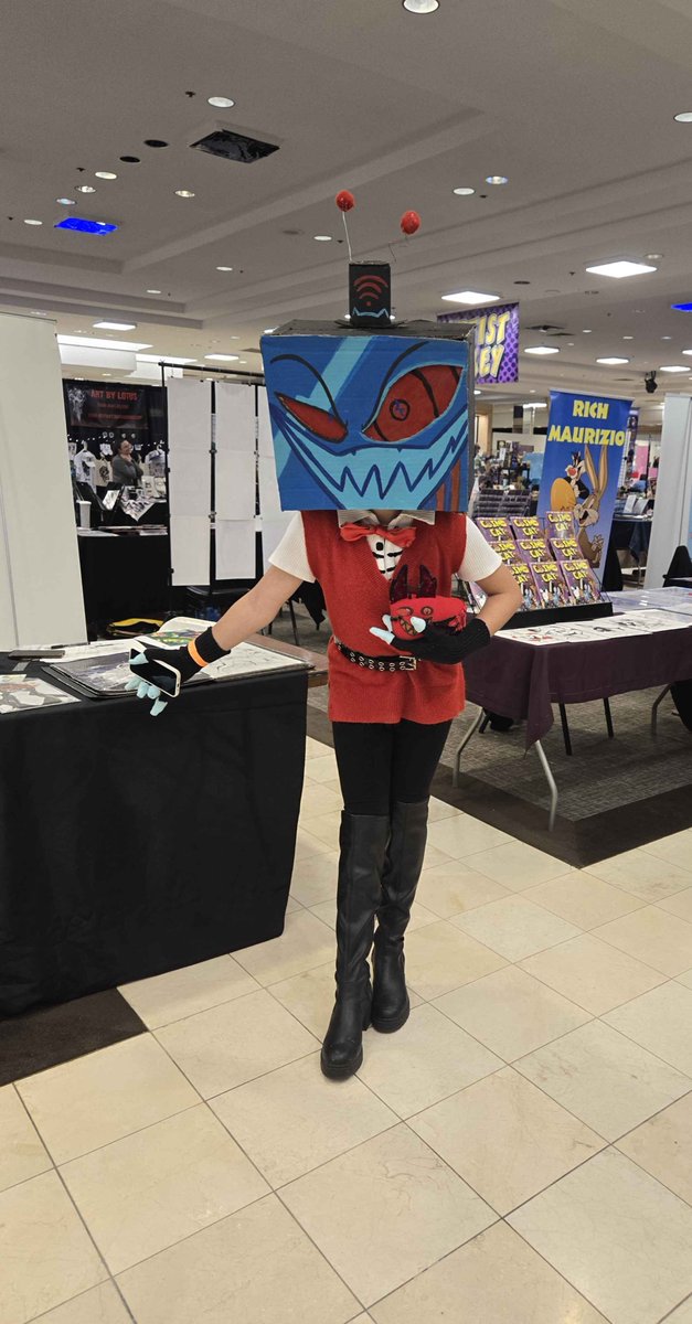 Klif87424296's tweet image. Shoutout to box Vox with cursed cat Alastor at Comic Con #ComicCon #HazbinHotel