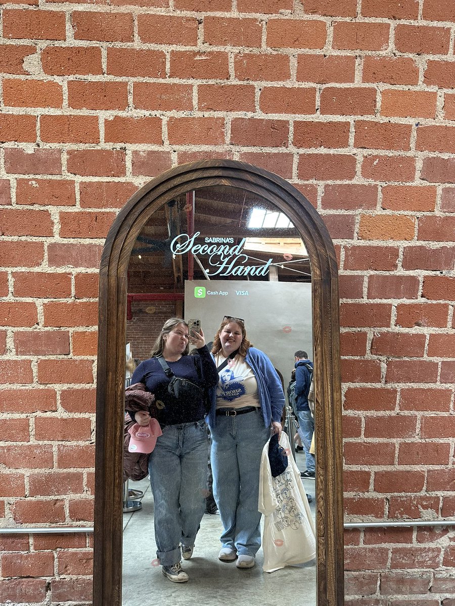 darcyshargitay's tweet photo. best morning at the pop up 💋✨ @TeamSabrina @SabrinaAnnLynn https://t.co/2oiSYXVQ44