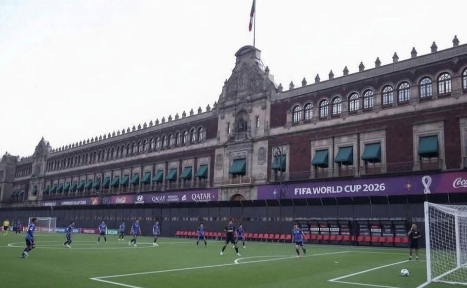 l0rdAlexX's tweet image. No vayan a volar el balón porque la doña que vive ahí es bien culera y no los devuelve. 😔