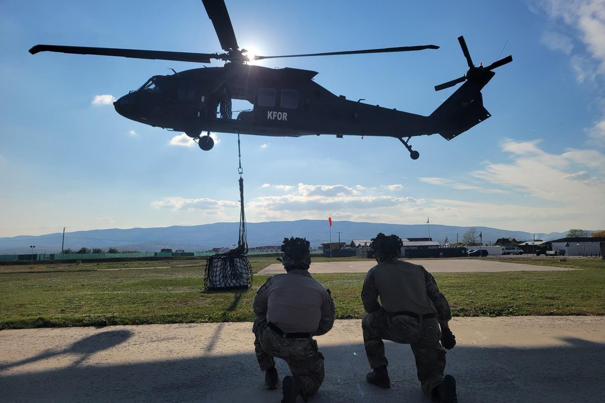 C4Defence's tweet photo. Letonya'dan gelen askerler, #NATO liderliğindeki #KFOR misyonunun Doğu Bölge Komutanlığı'na atanan ABD Kara Kuvvetleri Havacılık personeliyle birlikte Camp Novo Selo'da askı yükü eğitimi gerçekleştirdi.

 #C4Defence #defence #savunma https://t.co/UE8ZNil4fD