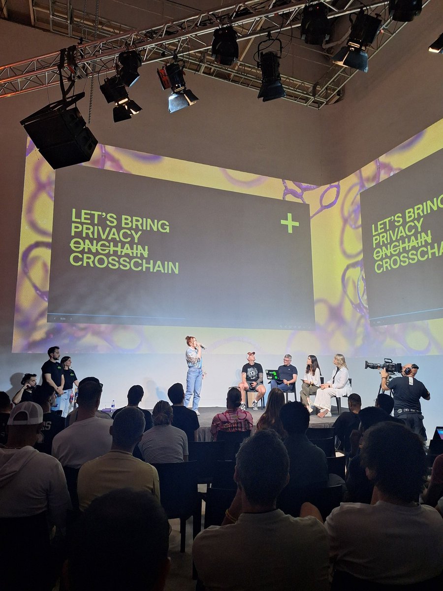 CatMcGeeCode's tweet image. spontaneous unexpected on-stage pitch!
