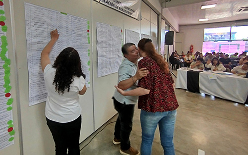 ADJUDICARON 316 CARGOS PARA BIBLIOTECARIOS

"la prioridad de la gestión de la ministra Sofía Naidenoff es la regularización del sistema, por eso hicimos el llamado a concursos"

LEER MAS: solochaco.com/adjudicaron-31…