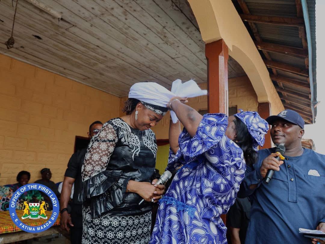 FirstLadyBio's tweet image. I reached out to members of the Vibbi family in Kandu Leppiama Chiefdom, Kenema District, following the news of the traditional illness of P.C. Madam Theresa Vibbi. On behalf of my husband, who holds the highest respect for our traditional leaders, I extended our sympathy,…