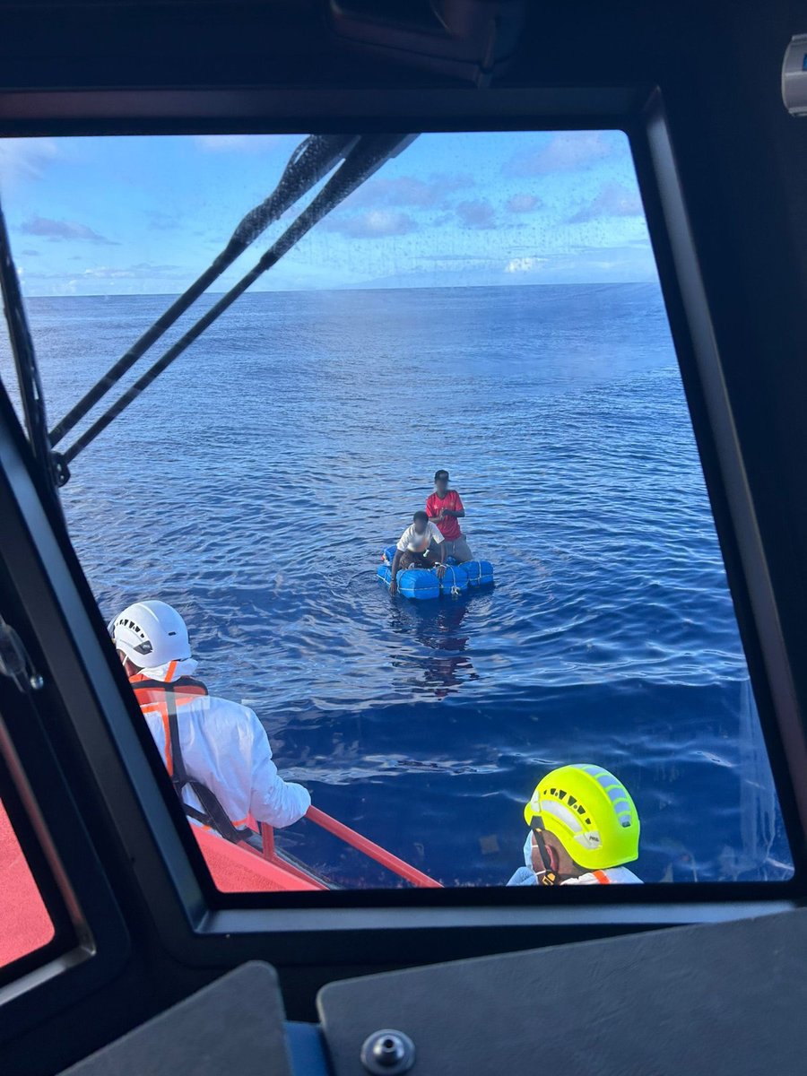 🔴 #ElHierro |  242 inmigrantes ilegales en dos cayucos.

El primero, con 161, se quedó sin combustible y algunos se lanzaron al mar con bidones. El segundo llegó con 81.

➡️ Gambia, Senegal, Guinea Conakry, Mali, Guinea Bissáu y Nigeria. 

Este año han llegado a la isla 8.514