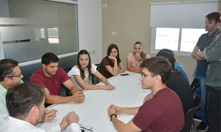 ESTUDIANTES DE INGENIERÍA REALIZAN PASANTÍAS EN LA MUNICIPALIDAD DE RESISTENCIA

Un programa que busca brindarles espacio para llevar adelante su primera experiencia laboral.

LEER MAS: bit.ly/4nXieA8
