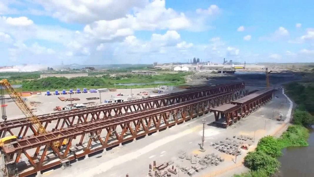 BOMBARDEO GRINGO:
Este es el tercer puente sobre el Río Orinoco, debía estar listo para el 2011 pero hoy, 14 años después lo que queda es el carapacho pelao y los 2500 millones de dólares aprobados por Chávez en el 2006 para esa obra, se esfumaron. No había lo que uds llaman