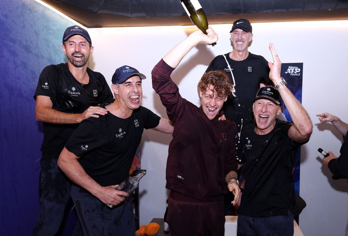 Jannik Sinner celebrating with his team after winning the 2025 ATP Finals 🍾 

😭😭😭