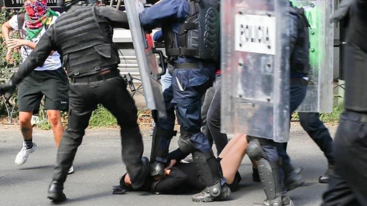 rouge1603's tweet photo. @ClaraBrugadaM Los violentos fueron tus pinches policías quienes gasearon y agredieron a adultos, niños y ancianos, maldita cínica 
#FueElEstado
#NarcoGobiernoMorena 

#FueClaudia https://t.co/fYDlSsV3Ep