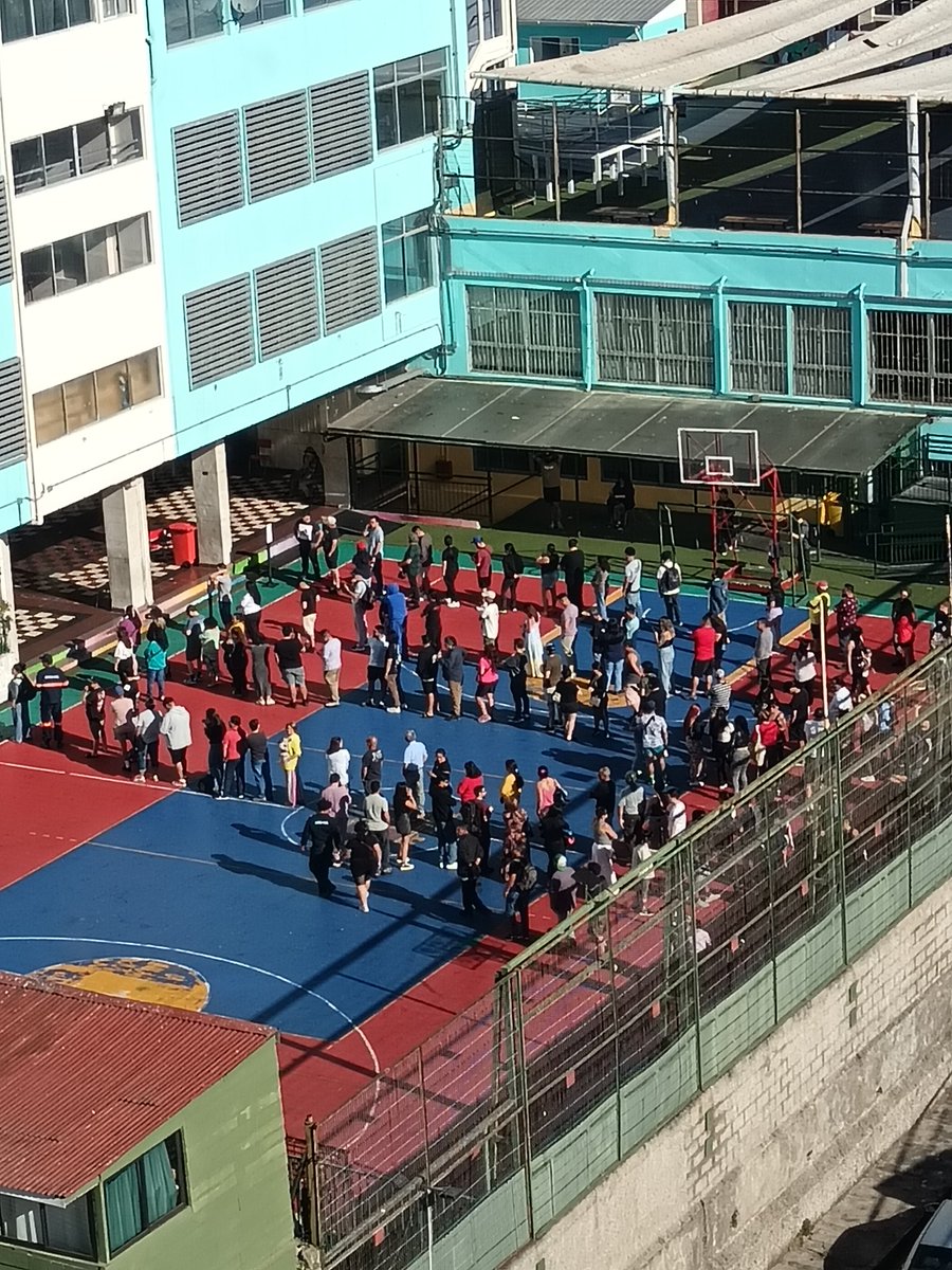 CapitanReinaldo's tweet image. A un minuto de cerrar las votaciones así está el colegio murialdo en Valparaíso @puranoticia @canal13 @meganoticiascl