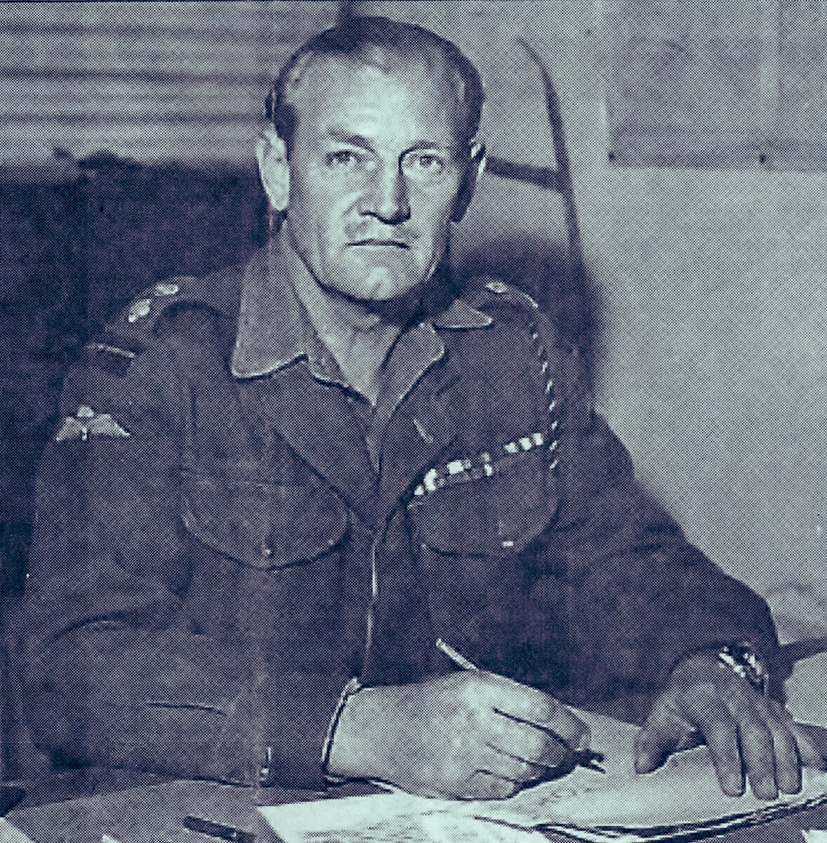 Bert_Plumswang's tweet image. Mad Jack Churchill charged into battle with a longbow, bagpipes, and a broadsword.
Led commando raids in Norway and assaulted beaches in Italy. Escaped, re-joined the fight, and finished the war in Burma.

“Any officer who goes into action without his sword is improperly dressed”