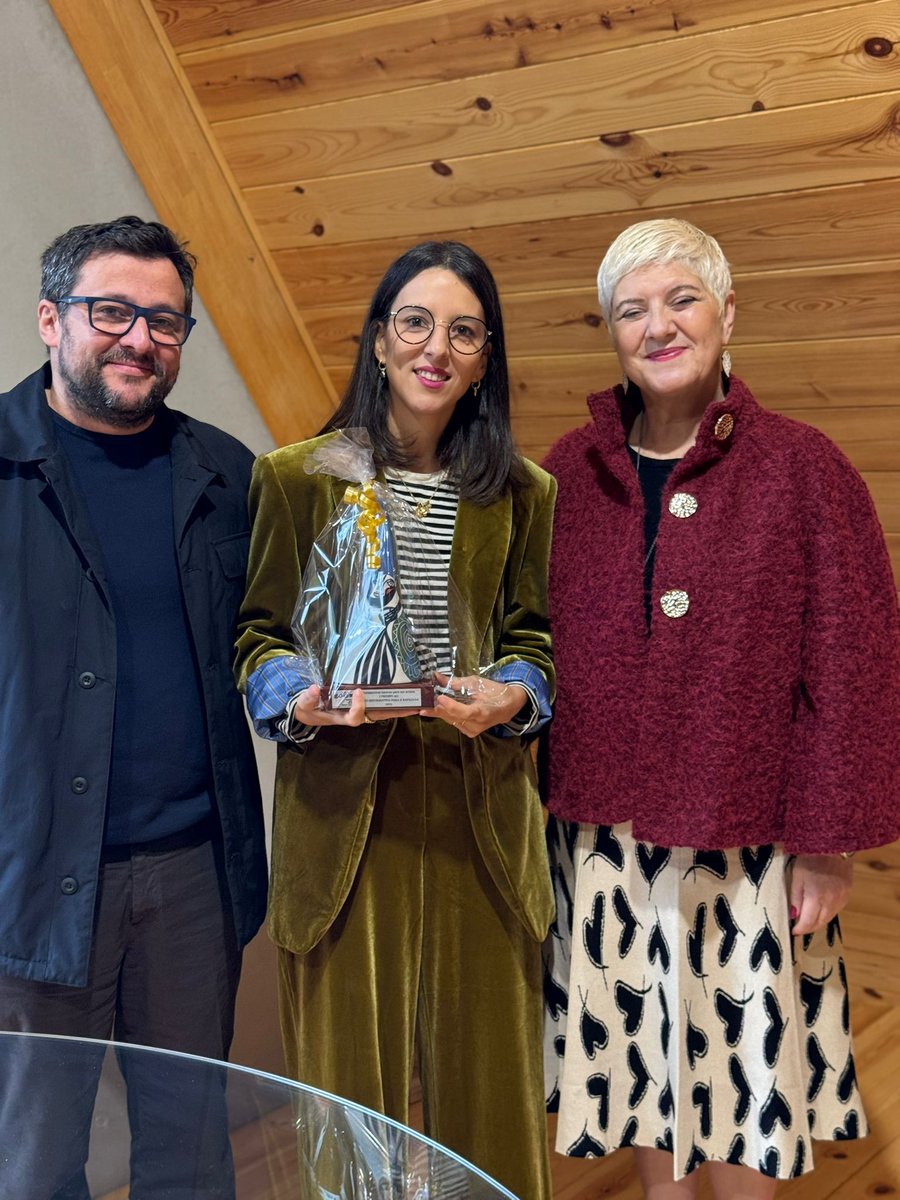 GALIX_'s tweet photo. Hoxe entregamos, xunto á derradeira presidenta de Agabel, o I Premio ao Libro informativo para a rapazada (2025), convocado por GÁLIX co apoio da Consellería de Cultura, a Blanca Millán pola súa obra 'Ferramentas básicas para ser artista'. https://t.co/QivjQ80d4o