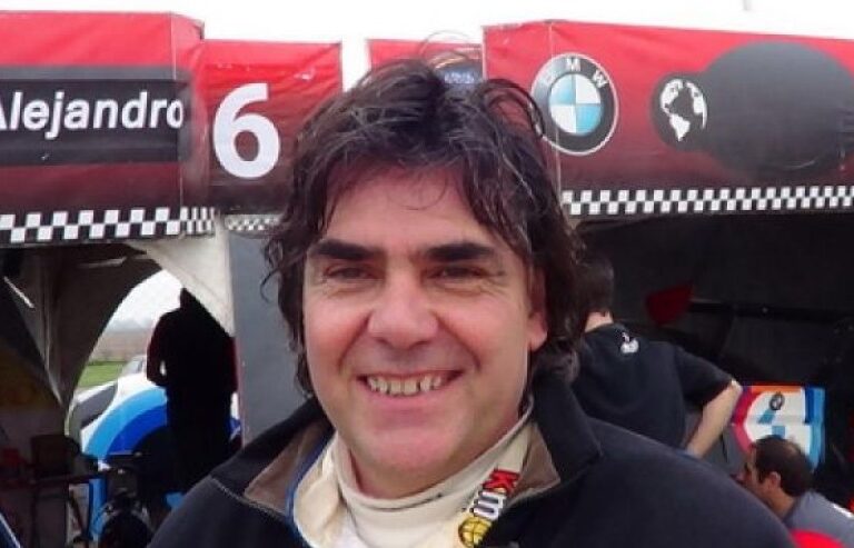 LUTO EN EL AUTOMOVILISMO ARGENTINO POR LA MUERTE DE ALEJANDRO FRANGIOLI

El tres veces campeón de la Clase Super (2005, 2006 y 2018) de la categoría Turismo Internacional, falleció

LEER MAS: solochaco.com/luto-en-el-aut…