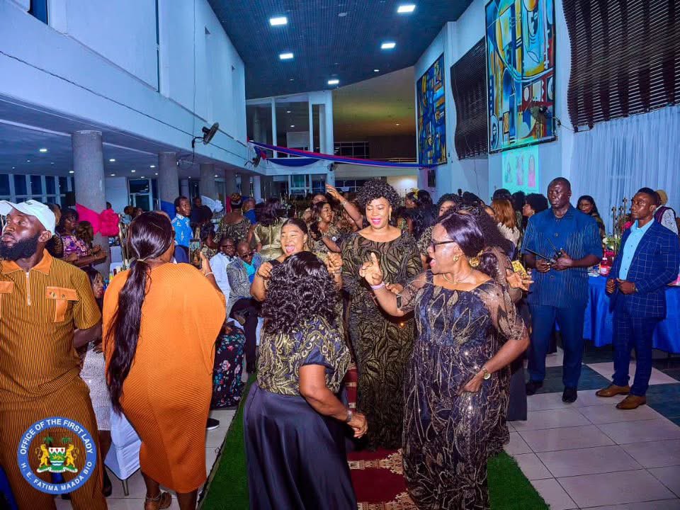FirstLadyBio's tweet image. Last night, as a proud daughter of Kono, I joined my sisters at the Eastern Region Women’s Network (ERWEN) fundraising dinner held at the Freetown International Conference Center. 

The event was not only about feeding the body but also about fueling a movement that calls for…