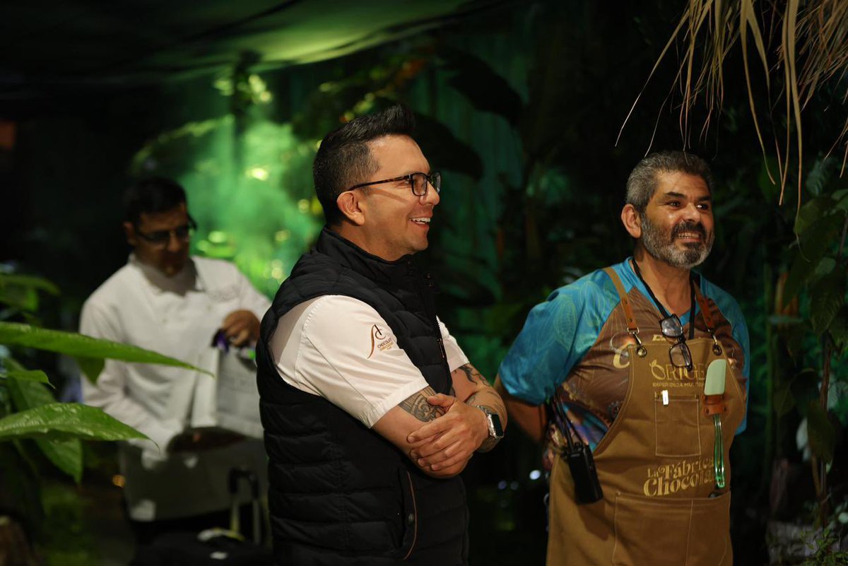 ✨ Un viaje a la herencia del cacao con el Chef <a href="/JoseRaCastillo/">Chef JoséRa Castillo</a>

En su visita al 14° Festival del Chocolate Tabasco, recorrió el área ORIGEN. Aprendió sobre la identidad que nos da el cacao y el potencial infinito de su transformación a chocolate.
