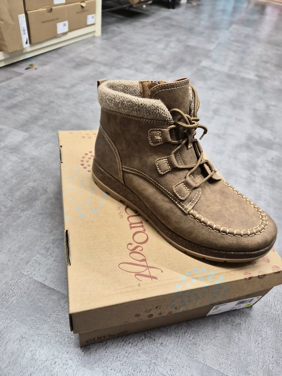 1_GoddessSerena's tweet image. You know what to do.
I want both white pairs &amp;amp; the boots. $75 each.