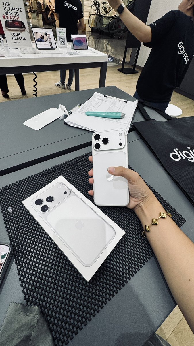 KwinHanimi's tweet photo. I got 2 phones man, both 15promax pero kay wa man ko nag upgrade last year - I'd say I DESERVE THIS. hehehehe I'll double my grind nalang kay naa koy cebu next week ug siargao next month 😭 https://t.co/Ob3r7TU63j
