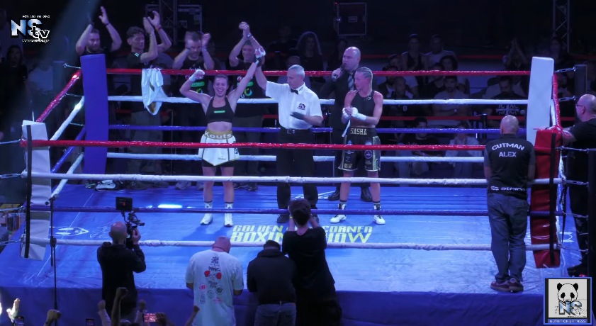 semplificato's tweet photo. Aikaterina Koutsogeorgopoulou🇬🇷 (5-0) gets the victory over Sasha Booker🇬🇧 (2-1) to win a 8 round 115lb bout. Kouts the better unbeaten prospect, countered well, combinations varied &amp; more active puncher. Booker was throwing 1-2 combinations, here &amp; there.
📷nstv webtv https://t.co/97wMB4zp1g