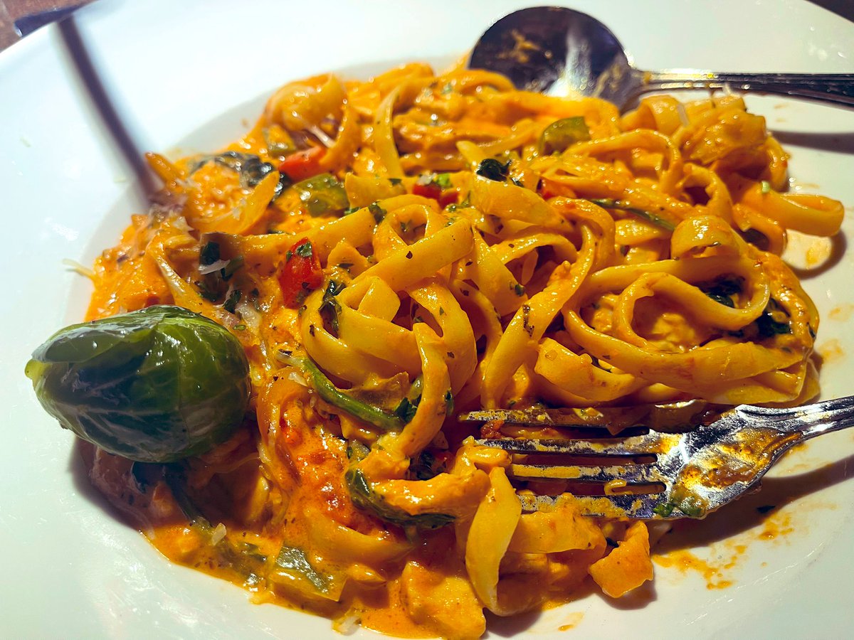 introvertds's tweet image. Eat to outlast the void