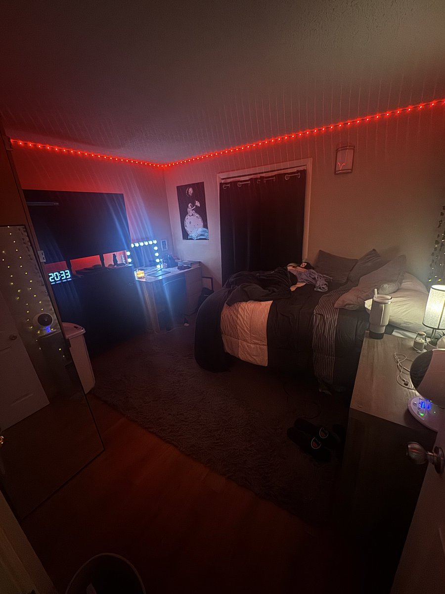 KevinMck05_'s tweet photo. favorite part of my day be coming home to my room 😩😩 https://t.co/WimNsWITjj