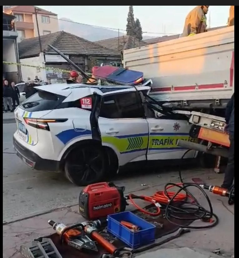 Gündüz bile mesai saati 4+4 toplamda 8 saat iken

Polisler gece aralıksız 13-14 saat çalışıyor

Gece 13 -14 saat çalışmanın telafisiz kazalara sebep olduğunun en somut örneği Manisadaki trafik kazasıdır.

Yorgunluk,uykusuzluğun olduğu saatlerde oldu
 #PolisSorunlarıMeclise