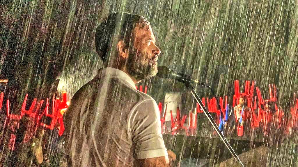 कभी उनके जैसे घटिया भाषण मत देना, 
कभी उनकी तरह नफ़रत मत फैलाना, 
कभी उनकी तरह झूठ मत बोलना,
कभी उनकी तरह वोट चोरी मत करना।

जिस दिन चुटकी भर भी उन जैसे बन जाओगे उस दिन बहुतों की उम्मीदों का दिया बुझ जाएगा।

ऐसे ही जलते रहना, 
ऐसे ही चलते रहना।

ऐसे ही बने रहना, 
ऐसे ही तने रहना।