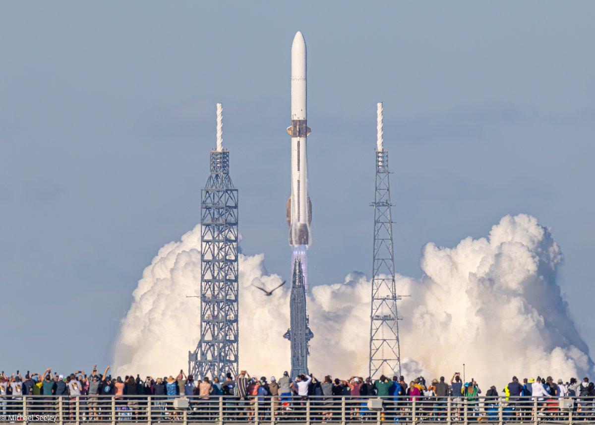 Mike_Seeley's tweet image. The ESCAPADE Blue Origin New Glenn launch is still 🤯 

I would like to respectfully request of @davill &amp;amp; @JeffBezos that future New Glenns only launch during the day...it&apos;s a magnificent rocket, and the pad is in such a great place for pretty much anyone to have a good view.