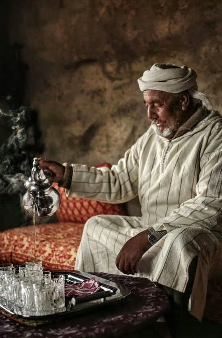 safia_1v's tweet image. مساء الخير 🌾
قالوا ناس زمان
&quot;أتاي لعشية خير من بقرة مشوية&quot;😁