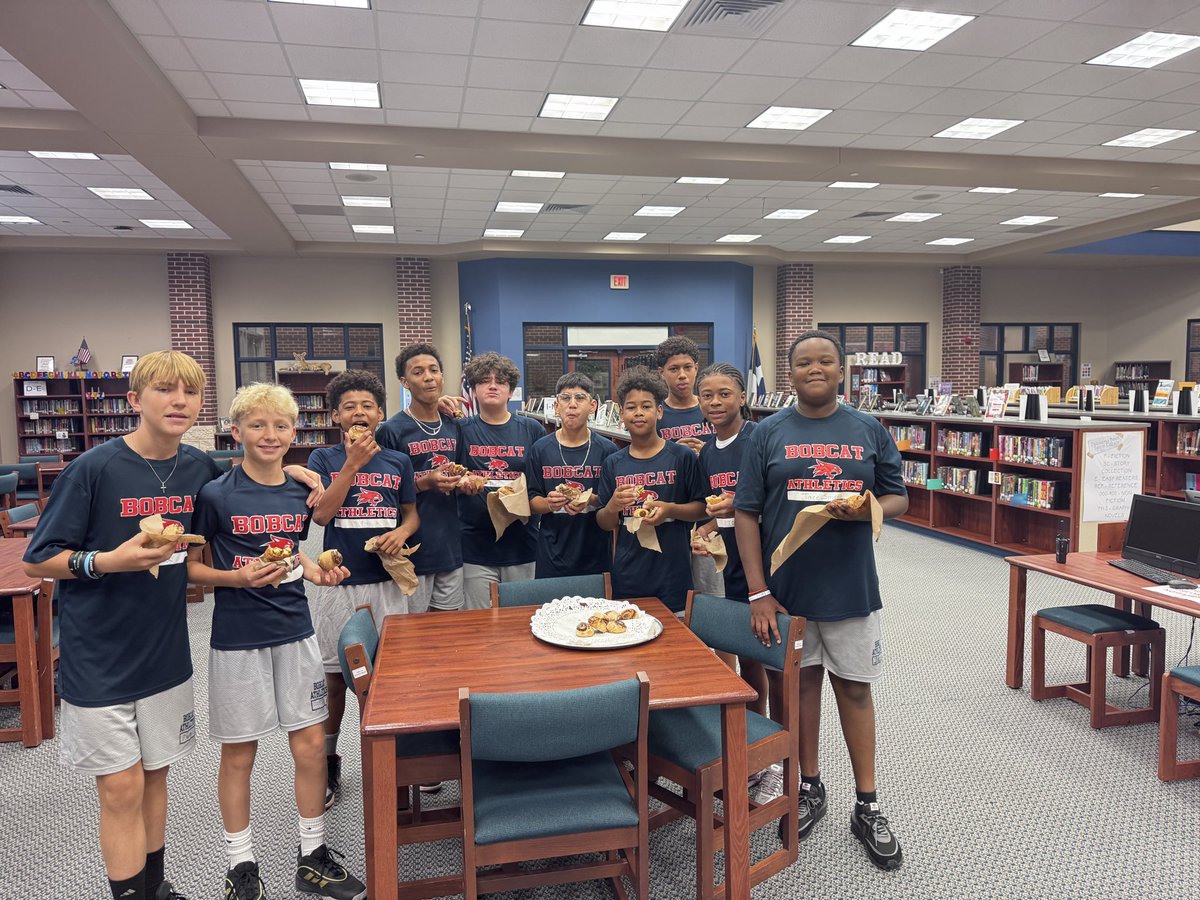 BerryMiller_JH's tweet image. November Sundays are a time to be #Grateful for what comes our way. We 👏🏼👏🏼 7th grade Athletics for helping Ms. Shuptar get the Library back in order after our Circle of Champions ceremony. Thank you! #HeavyLifting #FoodPayment ❤️💙🐾🏈 #InALeagueOfOurOwn 😎 #BuildPearlandProud