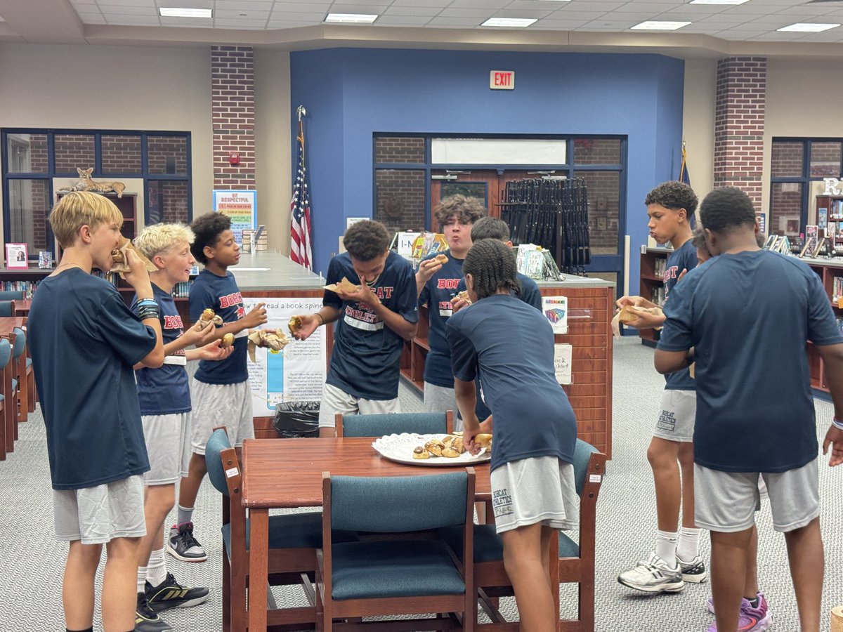 BerryMiller_JH's tweet image. November Sundays are a time to be #Grateful for what comes our way. We 👏🏼👏🏼 7th grade Athletics for helping Ms. Shuptar get the Library back in order after our Circle of Champions ceremony. Thank you! #HeavyLifting #FoodPayment ❤️💙🐾🏈 #InALeagueOfOurOwn 😎 #BuildPearlandProud