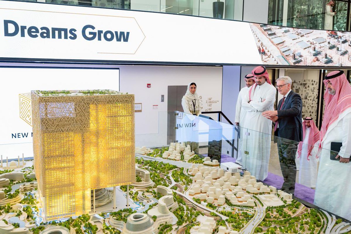 صاحب السمو الأمير د.فيصل بن عياف أمين منطقة الرياض عضو مجلس ادارة شركة المربع الجديد ورئيس اللجنة التنفيذية، يزور المقر الإداري لشركة #المربع_الجديد بمدينة الرياض، ويطّلع على آخر الأعمال.