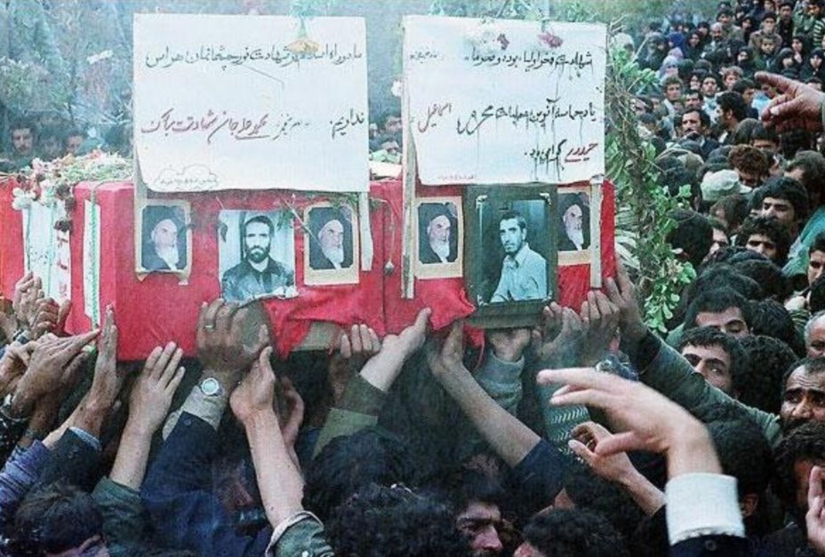 🌷 محمدعلی حیدری و فرزندش اسماعیل پدر و پسری بودند که در روز ٢۵ آبان سال ١٣۶١ بر دوش مردم 🌷 پرور اصفهان تشییع شدند. 
🌷 حیدری قبل از 🌷 به خانواده اش گفته بود روز تشییع جنازه ام در اصفهان قیامت می‌شود!! 
#سند_افتخار