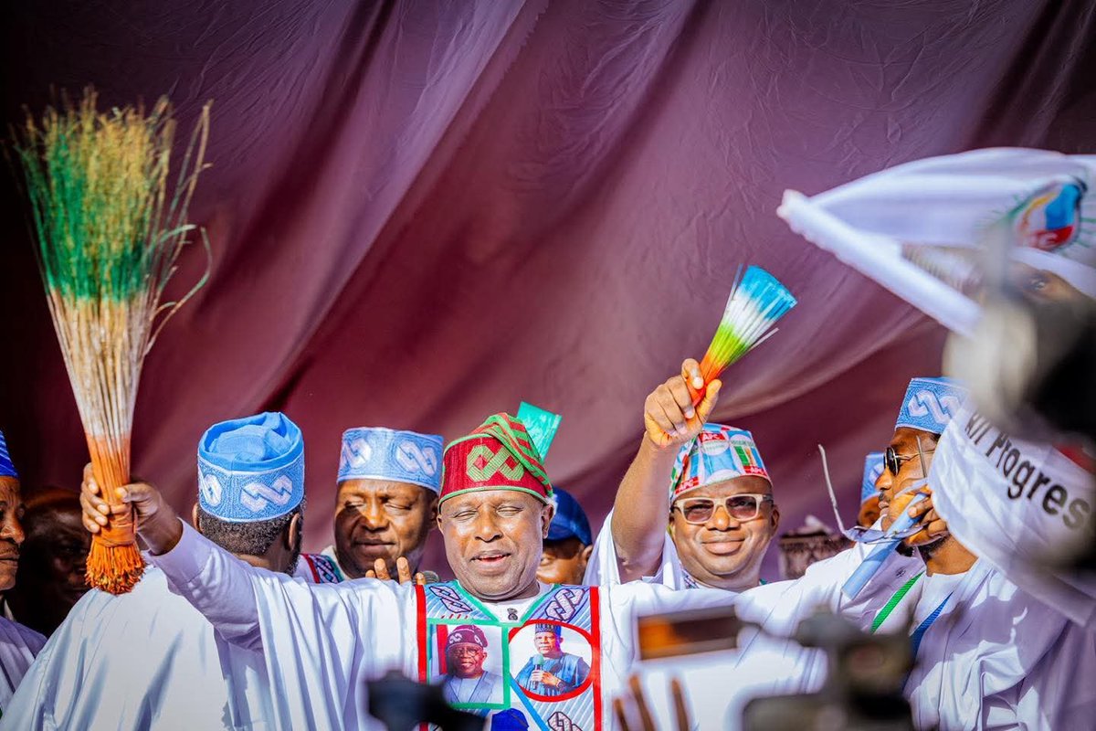 ParallelCo_'s tweet image. A large turnout was witnessed in Plateau State after the All Progressives Congress (APC) welcomed prominent defectors from five other parties, including leading figures such as Stefanos Giang and Dr. Patrick Dakom, in a move that strengthens the party ahead of upcoming elections.