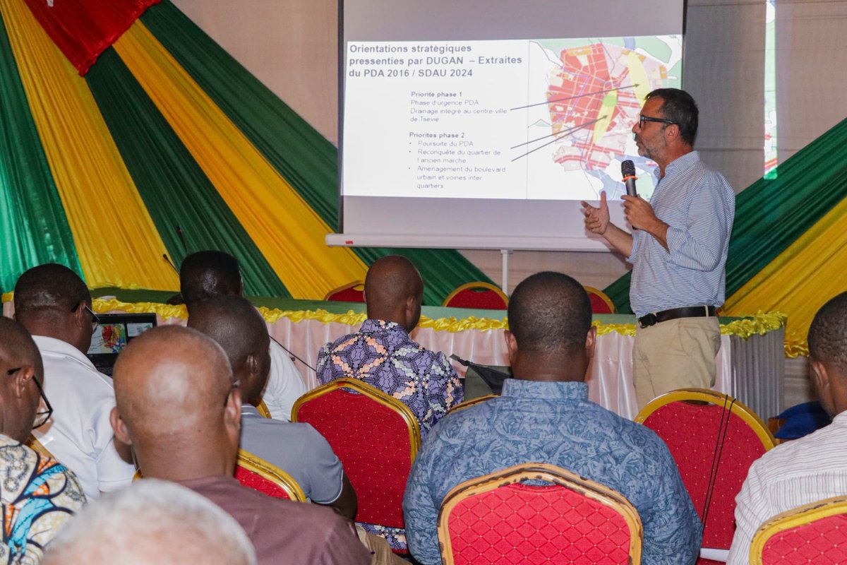 Après une première étape à Kara, la mission technique de pré-identification des investissements prioritaires à réaliser dans le cadre du programme DUGAn était à Tsévié le vendredi 14 novembre 2025.

➡️ urbanisme.gouv.tg/dugan-une-miss…

<a href="/GouvTg/">Gouvernement Togolais/Togolese Government</a> <a href="/Banquemondiale/">Banque mondiale</a>

#Denyigban
#Togo🇹🇬
#DUGAn