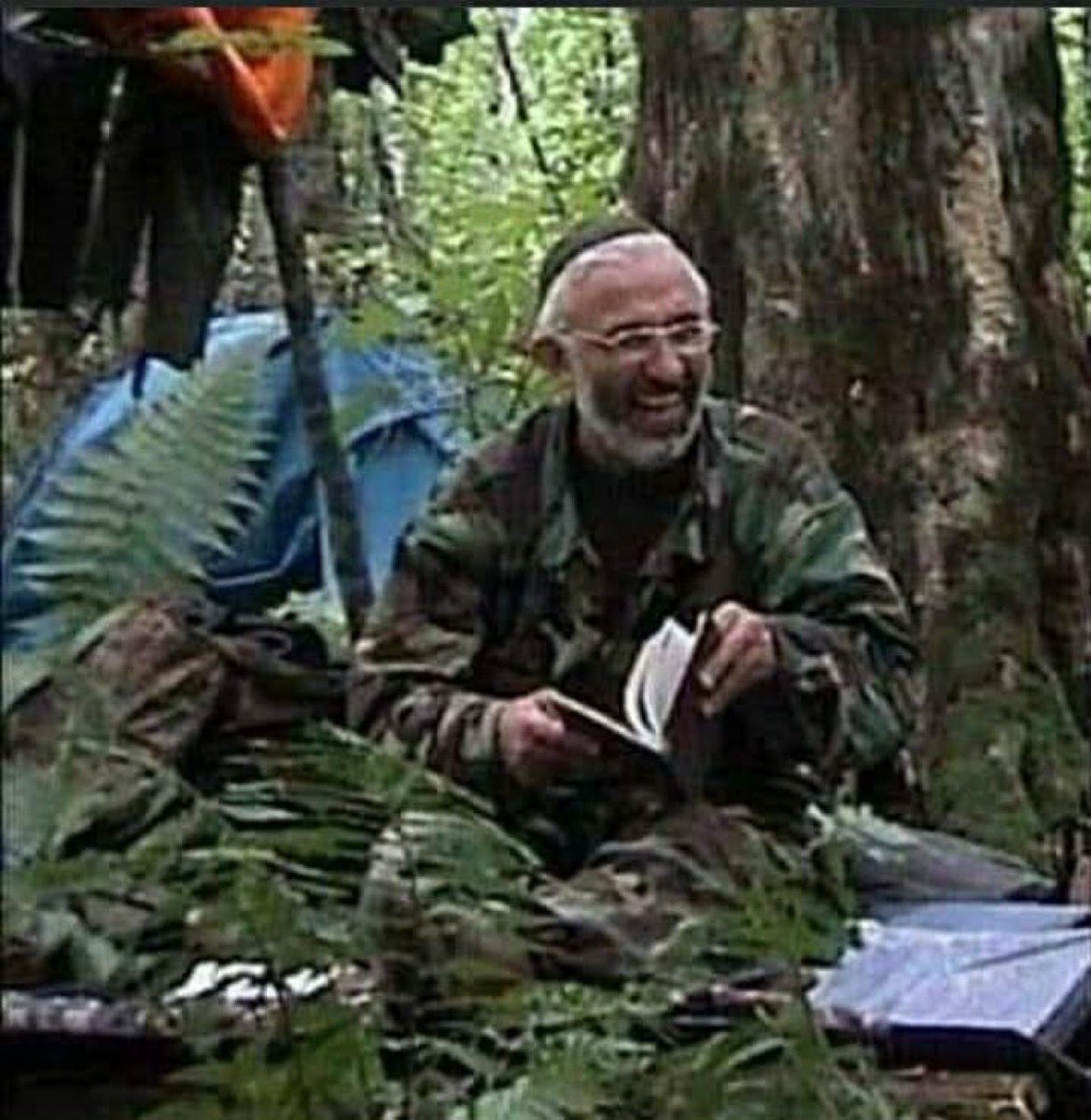 Aslan Mashadov, Rusya'ya karşı cihada öncülük etti ve 1995'teki Birinci Çeçen Savaşı'nda Rusya'yı yenerek ülkenin cumhurbaşkanı oldu.

2000 yılında İkinci Çeçen Savaşı'nı kaybettiğinde Ruslar ona kendi otoriteleri altında bir iktidar pozisyonu teklif ettiler ancak o bunu reddetti