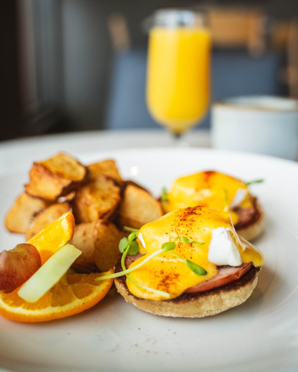 Ready for your full NYE lineup minus the commute? Book our Dinner, Dance &amp; Stay package now: bit.ly/HiltonNYEstay

🎟️ 2 tickets to our NYE Dinner &amp; Dance
🛌 Overnight stay on the 31st
🚙 Parking for one car
🍳 Breakfast for 2
😴 Early check-in &amp; late checkout

#VancouverEvents