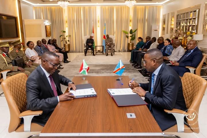jmutala521's tweet photo. #Agriculture, #commerce et #sécurité : la RDC et le Burundi passent à la vitesse supérieure

Au lendemain du 9e Sommet ordinaire de la Conférence internationale sur la région des Grands Lacs (CIRGL), le Président de la République Démocratique du Congo, Félix-Antoine Tshisekedi Tshilombo @fatshi13 a reçu en audience son homologue burundais, Évariste Ndayishimiye, ce dimanche 16 novembre 2025, à la Cité de l’Union africaine.

Cette rencontre bilatérale de haut niveau avait pour objectif de renforcer la coopération entre les deux pays et de coordonner les positions communes sur les grands dossiers régionaux. Elle s’est déroulée en deux temps : une première séance à huis clos entre les deux chefs d’État, suivie d’une réunion élargie à leurs délégations respectives.

Un accord agricole structurant

Au plan bilatéral, les deux pays ont franchi une étape significative en matière de coopération agricole. En présence des deux chefs d’État, les ministres en charge de l’agriculture ont procédé à la signature d’un mémorandum d’entente (MoU) Cet accord couvre plusieurs axes stratégiques, notamment :

- la recherche agronomique, échanges d’experts,  
- la lutte contre les maladies des cultures,  
- l’agro-industrie,  
- et la mise en œuvre de projets conjoints.