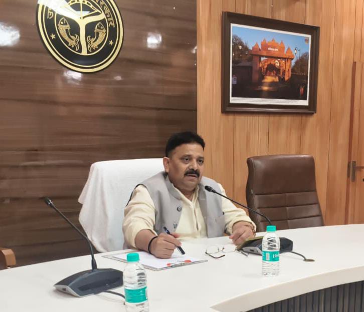 DM_PRAYAGRAJ's tweet photo. माननीय स्टांप एवं पंजीयन राज्यमंत्री (स्वतंत्र प्रभार) श्री रवींद्र जायसवाल जी ने रविवार को सर्किट हाउस,
प्रयागराज में पत्रकारों को संबोधित करते हुए मुख्यमंत्री योगी आदित्यनाथ की अध्यक्षता में किरायेदारी/पट्टा विलेखों पर 10 वर्ष तक प्रभार्य स्टाम्प शुल्क एवं रजिस्ट्रीकरण फीस में छूट के विषय में कैबिनेट के महत्वपूर्ण निर्णय के सम्बन्ध में अवगत कराते हुए कहा कि यह निर्णय प्रदेश की किरायेदारी व्यवस्था को सरल, सुरक्षित एवं पारदर्शी बनाने की दिशा में ऐतिहासिक कदम है। अब तक अधिकांश लोग अज्ञानतावश 100 रूपये के स्टाम्प पर मकान एवं दुकान के किराएनामे नोटरी करा लेते थे जोकि न्यायालय में उनके अधिकार को सिद्ध करने हेतु वैध नहीं होता था। इस व्यवस्था से किरायेदारी विलेखों की रजिस्ट्री बढ़ेगी, विवाद कम होंगे और नागरिकों को अनावश्यक कानूनी जटिलताओं से राहत मिलेगी।
प्रदेश के स्टांप एवं पंजीयन राज्यमंत्री (स्वतंत्र प्रभार) रविन्द्र जायसवाल ने बताया कि शुक्रवार को मुख्यमंत्री योगी आदित्यनाथ की अध्यक्षता में आहूत कैबिनेट बैठक में प्रदेश में 10 वर्ष तक की अवधि के किरायेदारी/पट्टा विलेखों पर प्रभार्य स्टाम्प शुल्क एवं रजिस्ट्रीकरण फीस में बड़े स्तर पर छूट प्रदान करने का निर्णय लिया गया है। इससे सेआम नागरिकों को प्रत्यक्ष लाभ मिलेगा और किरायेदारी व्यवस्था पारदर्शी एवं व्यवस्थित रूप से लागू हो सकेगी।

मा० मंत्री जी ने बताया कि रजिस्ट्रीकरण अधिनियम, 1908 के अनुसार एक वर्ष से अधिक अवधि वाले किरायेदारी विलेखों का रजिस्ट्रीकरण अनिवार्य है, जबकि व्यवहार में अधिकांश लीज विलेख या तो मौखिक होते हैं या रजिस्ट्री नहीं कराई जाती। अभी तक स्टाम्प अधिनियम की व्यवस्था के अनुसार किराएनामे पर तय औसत वार्षिक किराए के एवं अवधि के अनुसार शहरी क्षेत्र में 4% तथा ग्रामीण क्षेत्र में 2% स्टाम्प देय दिया होता है किन्तु 100 रुपए पर नोटरी कराने के कारण विभागीय अधिकारियों द्वारा की जाने वाली जांचों में ऐसे मामलों में स्टाम्प वाद दर्ज होते हैं तथा कमी स्टाम्प शुल्क की वसूली की जाती है। इस स्थिति को सुधारने तथा उत्तर प्रदेश नगरीय परिसर किरायेदारी विनियमन अधिनियम, 2021 के प्रभावी क्रियान्वयन के लिए सरकार ने यह राहतकारी कदम उठाया है।

उन्होंने बताया कि व्यापक जनहित में एक वर्ष तक के मानक किरायानामा विलेखों को प्रोत्साहित करने तथा 10 वर्ष तक की अवधि वाले किरायनामों की रजिस्ट्री सुनिश्चित करने के लिए स्टाम्प शुल्क और रजिस्ट्रीकरण फीस की अधिकतम सीमा तय की गई है। इससे किरायेदारों और भवन स्वामियों पर आर्थिक बोझ कम होगा तथा किरायानामा औपचारिक रूप से रजिस्टर्ड कराने की प्रवृत्ति बढ़ेगी। औसत वार्षिक किराया अधिकतम 10 लाख रुपये तक की सीमा में आने वाले किरायानामा विलेखों पर यह छूट लागू होगी। साथ ही टोल संबंधी पट्टों एवं खनन पट्टों को इस राहत से मुक्त रखा गया है, क्योंकि इनमें राजस्व हानि की आशंका अधिक रहती है।

निर्धारित अधिकतम स्टाम्प शुल्क एवं रजिस्ट्रीकरण फीस (10 वर्ष तक के किरायानामा विलेखों पर लागू):

औसत वार्षिक किराया रुपये 2,00,000/- तक
• 01 वर्ष तक – स्टाम्प शुल्क 500 रुपए, रजिस्ट्री शुल्क ₹500
• 01–05 वर्ष – स्टाम्प शुल्क 1,500 रुपए, रजिस्ट्री शुल्क 1,500 रुपए 
• 05–10 वर्ष – स्टाम्प शुल्क 2,000 रूपए, रजिस्ट्री शुल्क 2,000 रुपए 

औसत वार्षिक किराया रुपये 2,00,001 से 6,00,000 तक
• 01 वर्ष तक – स्टाम्प शुल्क 1,500 रुपए, रजिस्ट्री शुल्क 1,500 रुपए 
• 01–05 वर्ष – स्टाम्प शुल्क 4,500 रुपए, रजिस्ट्री शुल्क 4,500 रुपए 
• 05–10 वर्ष – स्टाम्प शुल्क 7,500 रुपए, रजिस्ट्री शुल्क 7,500 रुपए 
औसत वार्षिक किराया रुपये 6,00,001 से 10,00,000 तक
• 01 वर्ष तक – स्टाम्प शुल्क 2,500 रुपए, रजिस्ट्री शुल्क 2,500 रुपए 
• 01–05 वर्ष – स्टाम्प शुल्क 6,000 रुपए, रजिस्ट्री शुल्क 6,000 रुपए 
• 05–10 वर्ष – स्टाम्प शुल्क 10,000 रुपए, रजिस्ट्री शुल्क 10,000 रुपए
वार्ता के समय उप महानिरीक्षक निबंधन प्रयागराज मण्डल, प्रयागराज श्री सुरेश त्रिपाठी, सहायक महानिरीक्षक निबंधन प्रयागराज श्री राकेश चन्द्र एवं प्रयागराज के समस्त उपनिबंधकगण भी उपस्थित रहे।