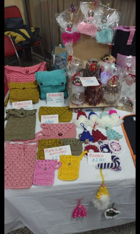 Mi Sra. en una feria tratando
 de vender algo,se puso la 
Familia al hombro ya que yo
no puedo trabajar por ahora.
Gracias. Orgulloso de Vos 🫶.