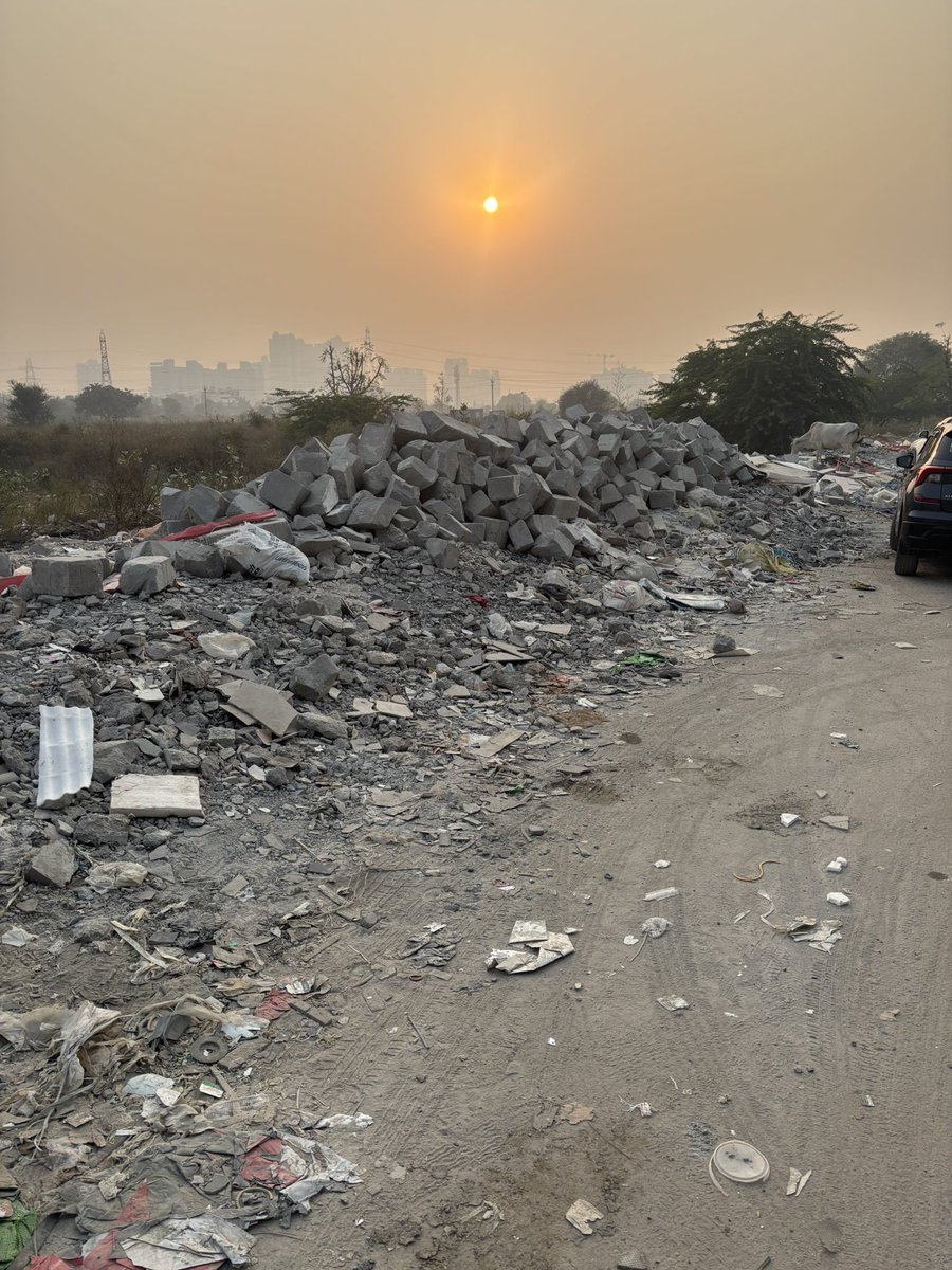 deepakspm's tweet photo. What’s in the backyard of Gurgaon?
Construction waste

#gurgaon #gurugram #waste #constructionwaste #reach3 #sector70 https://t.co/pMQkZv8ScN