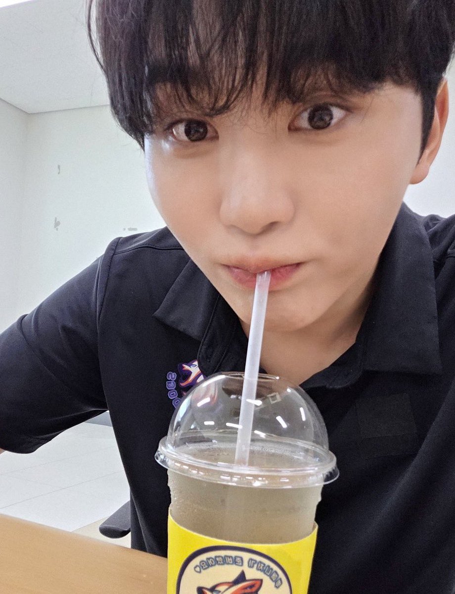 coeurdeni's tweet image. okay Csd ako nauna duh kanina ko pa pic yan sabihin nyu naman may pinopormahan eeeh pic ni Seungkwan alas 10 pic ko alas 8

#NoFighting