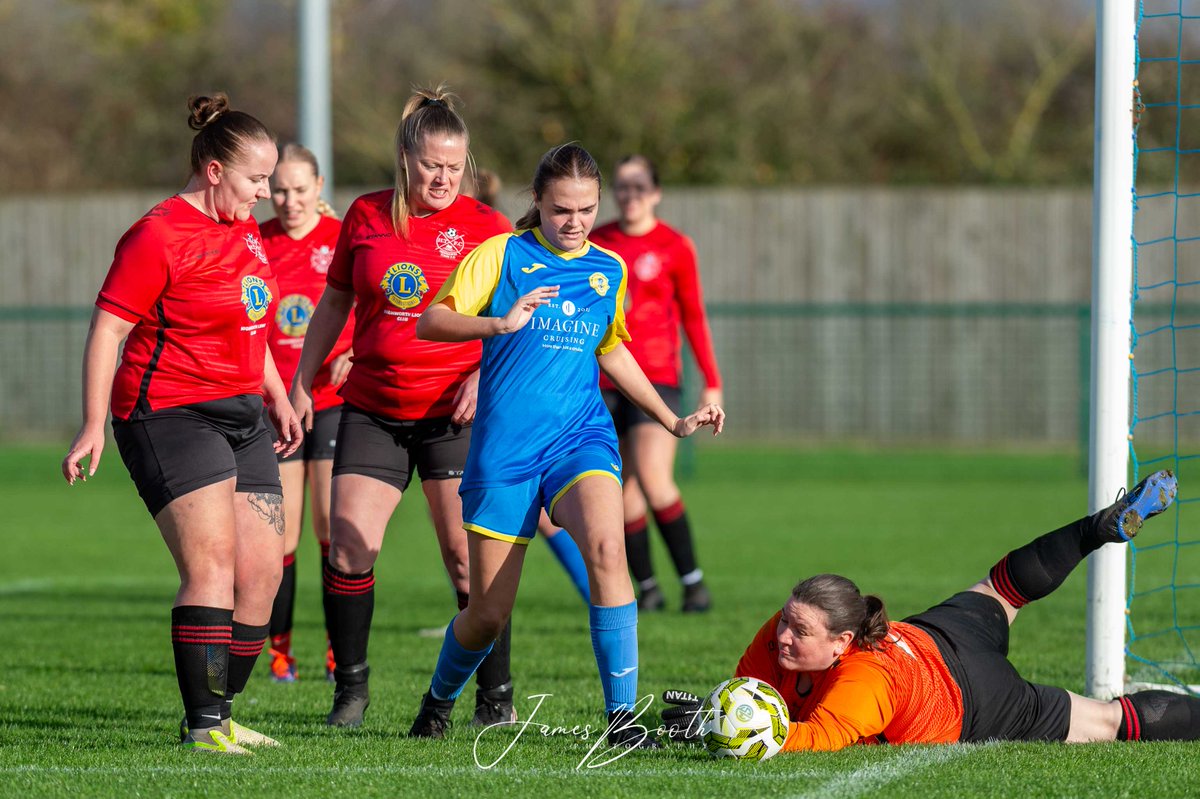 JamesBoothPhoto's tweet image. A few early pics from todays Wiltshire County Women’s Cup quarter final between @RWBTFC Women and @LionsLadies  
@RWBTFC @swsportsnews @HerGameToo @LionsLadies @SWWFN @BBCWiltsSport
 @WiltsCountyFA #supportlocal #womensfootball #SWwomensfootball #matchday