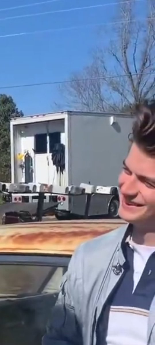 CompleteBedlam's tweet image. That head tilt? This must have been so early, none of Eddie's costume is screen ready and Joe K was already so charmed. They're adorable, no wonder we ended up with Steddie. They have perfect natural chemistry.