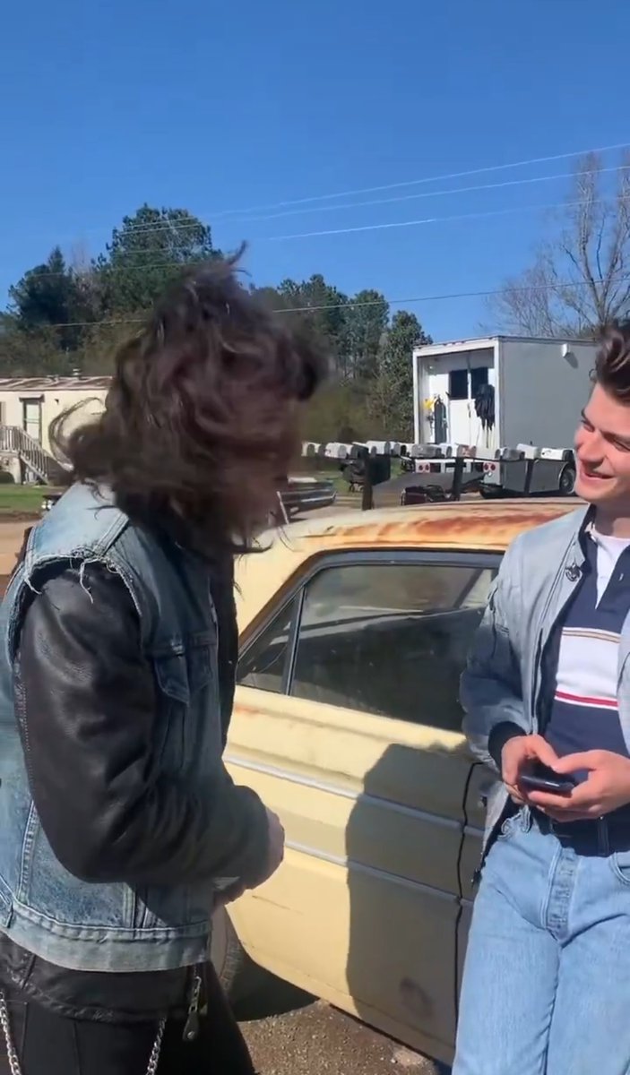 CompleteBedlam's tweet image. That head tilt? This must have been so early, none of Eddie's costume is screen ready and Joe K was already so charmed. They're adorable, no wonder we ended up with Steddie. They have perfect natural chemistry.