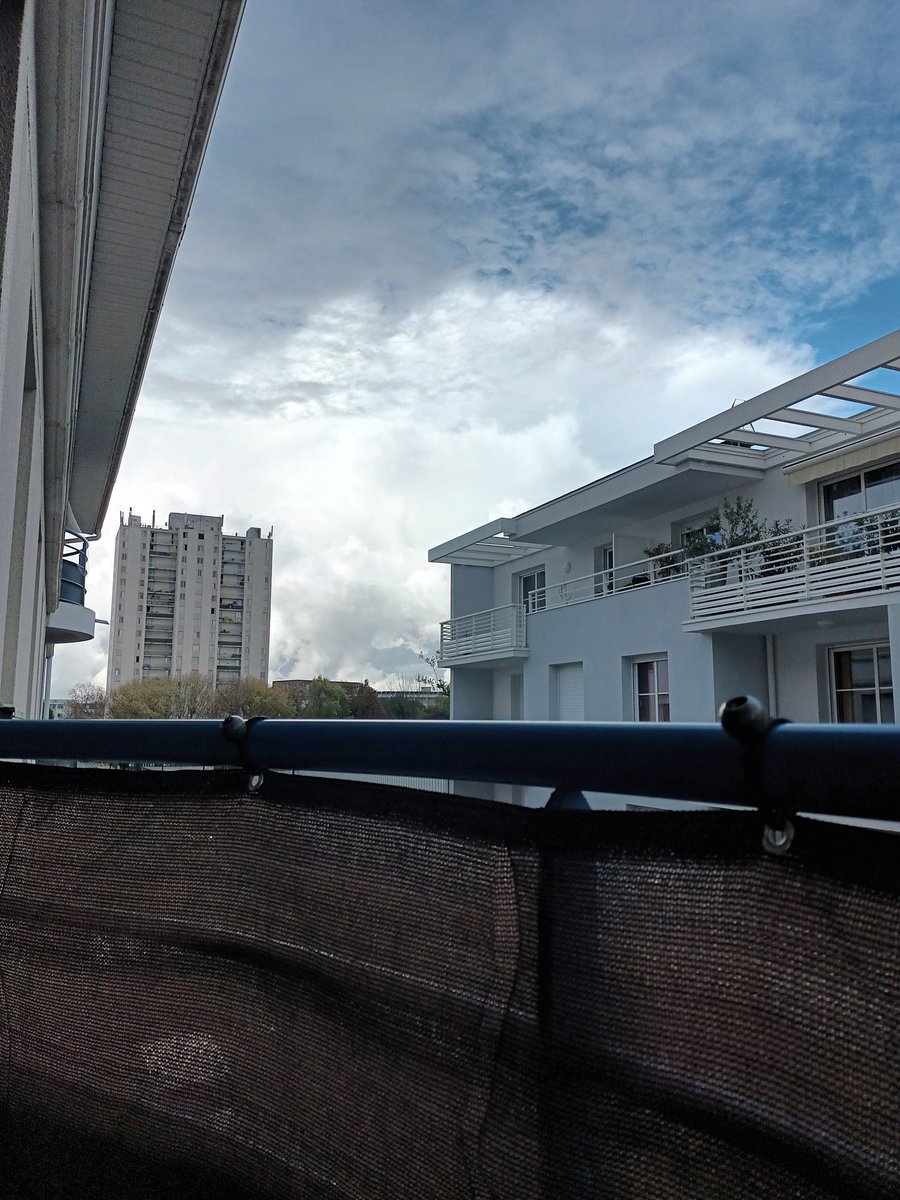 LaplumedeT's tweet image. Bonsoir chers #abonnés #amis #ligue_des_optimistes 

Comment allez vous ? 
Avez vous passé un bon week-end ? 

Passez une excellente soirée 🙂 

Surtout prenez bien soin de vous 🙏 

Avec toute mon amitié 💋💋💋💋 

Ma photo de ce matin avec le ciel tout bizarre 😳 ⬇️