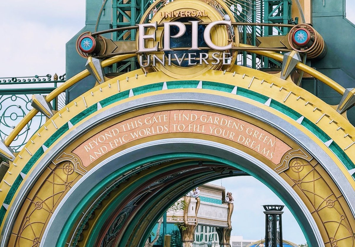 Disney+ this is not. "Epic Ride: The Story of Universal Theme Parks," streaming tomorrow on Peacock, holds nothing back, even showing multiples of the same character costumes backstage at once.

Our review of the docuseries: buff.ly/OuA0Au4
