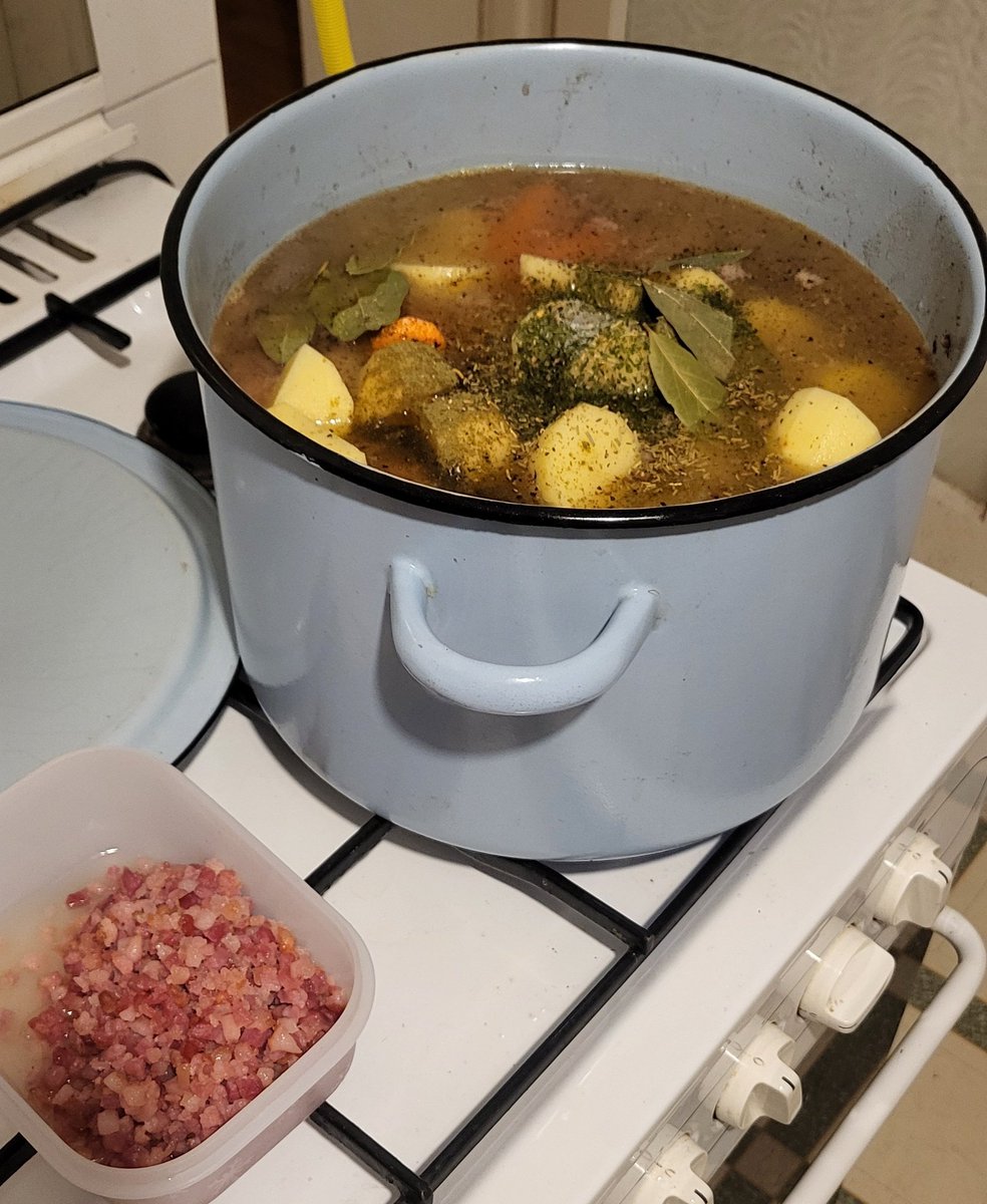 space_goupil's tweet image. Genre de mec qui fait à manger pour 20 (vit seul)