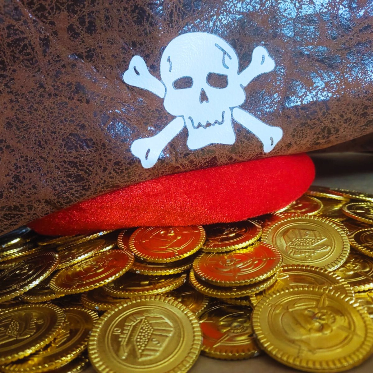 ProjetoPyxis's tweet image. [#PDEficbook⛵]

A última expedição da tripulação do Espantalho das Sombras foi um sucesso! Encontramos o tesouro! 🏴‍☠️

Gostaria de uma dessas moedas, pirata? 🪙
Efetue o pagamento do seu ficbook de Porto do Esquecimento 💰
forms.gle/ULNQYnuMXadY8x…