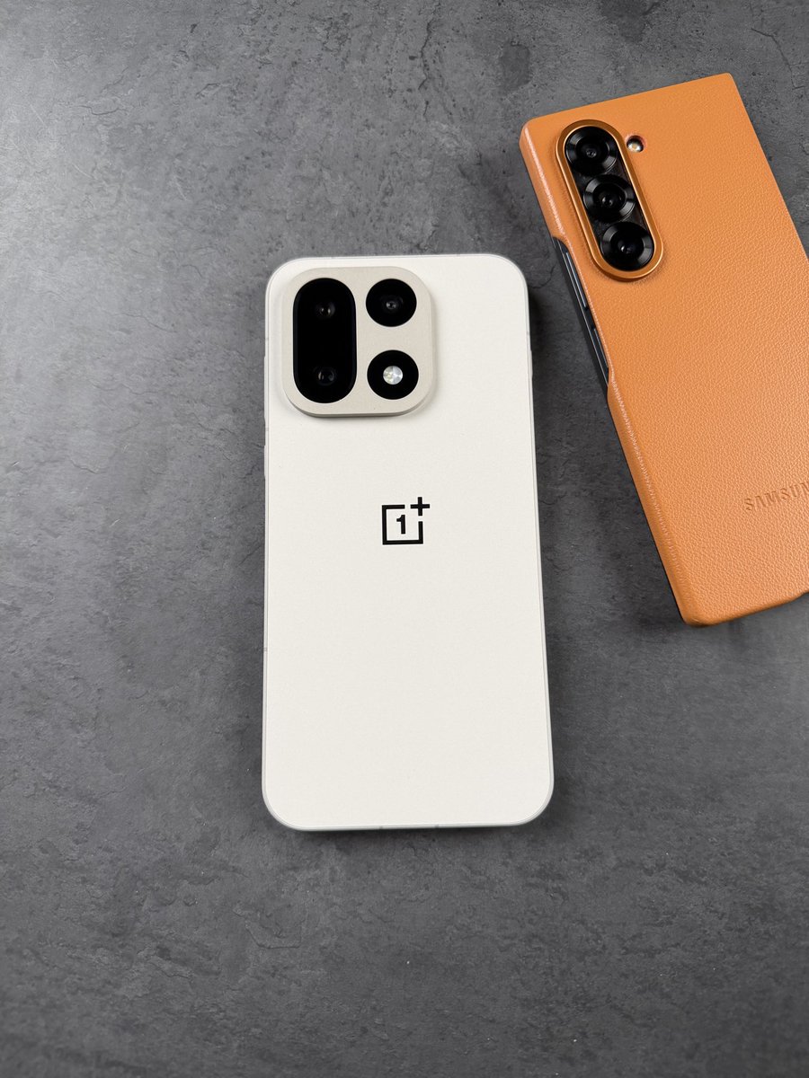 geekabhishek_'s tweet image. OnePlus 15 pe switch karliya hai apne sawaal comment kardena parso subhe video ke saath milte hai aur review bhi jaldi aayega. Fold 6 se switch kar raha hu ispe.

#OnePlus15 #oneplus #OxygenOS16