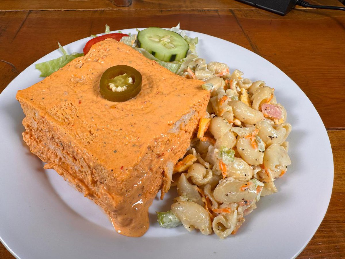 Sabemos que mañana lunes es día festivo, pero les queremos invitar a venir a Los Grillos, sí estará abierto y con nuestros mejores platillos de siempre. 
Les esperamos a partir de las 12:30
Medio día para la comida y desde las 8 am para desayunar.